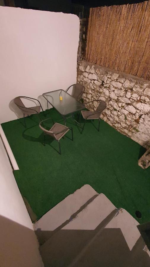 Larry'S Little Place In The Center Of Gytheio Kültér fotó